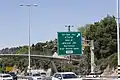 Panneau autoroutier : sortie vers Herzliya.