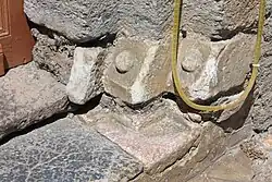 Détails des pierres sculptées placées en bas du portail