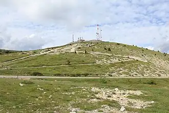 Le col (1&nbsp;748&nbsp;m) et le sommet de la montagne de Lure (1&nbsp;825&nbsp;m).