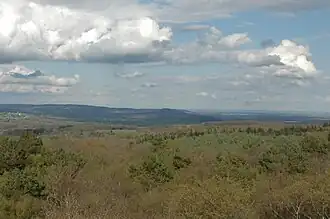 Le signal d'Écouves, à l'arrière-plan au centre, vu depuis le belvédère du mont des Avaloirs.