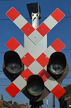 Signalisation belge, équipé d'un dispositif lumineux et sonore, des passages à niveau à multiple voies.