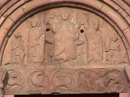 Tympan roman (XIIe&nbsp;siècle) de l'église Saint-Pierre-et-Saint-Paul de Sigolsheim, Alsace.