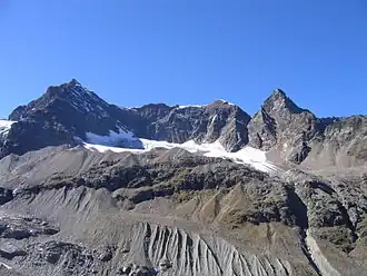 Vue depuis le refuge de Wiesbaden (2&nbsp;443&nbsp;m) sur le Silvrettahorn, avec la Schneeglocke et la Schattenspitze ; en contrebas : le glacier de la Schneeglocke
