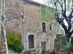 Maison en hauteur avec le rez-de-chaussée réservé au bétail et l'étage au paysan villageois et à sa famille.