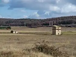 Pigeonnier et cabanon.