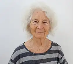 Portrait d'une femme âgée, cheveux blancs, souriante