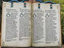 À l'entrée de l'attraction.