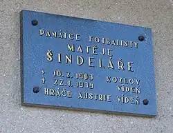 Photographie d'une plaque commémorative bleue de Matthias Sindelar dans son village natal.