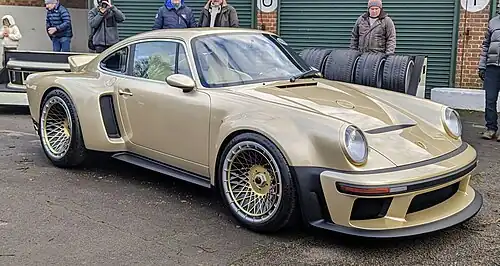 Porsche 911 Singer DLS Turbo exposée au Motor Transport Yard à Bicester Heritage.