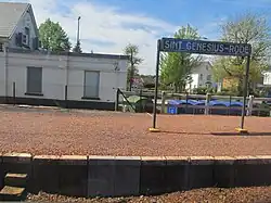 Quai vu depuis un train.