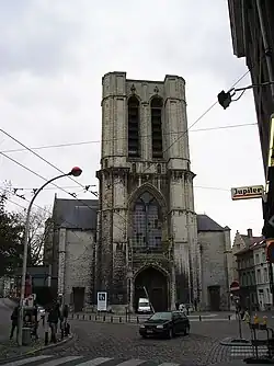 La tour de l'église Saint-Michel de Gand, inachevée, était prévue pour 132&nbsp;m.
