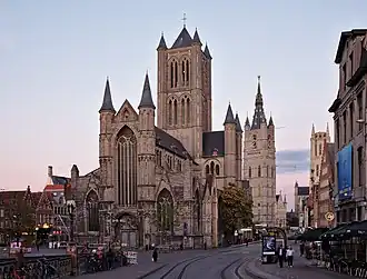 L'église Saint-Nicolas (au premier plan)
