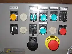 Panneau de contrôle avec bouton d'arrêt d'urgence