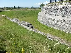 Mur du péribole et base du podium.