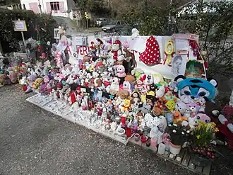 Le site commémoratif éphémère dédié à Maëlys créé et installé devant l'entrée de la salle des fêtes du Pont-de-Beauvoisin en 2017