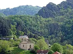 En premier plan, la chapelle Saint-Roch (XVIIIe Siècle)