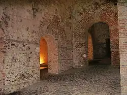 Caves le long de la rue Isabelle