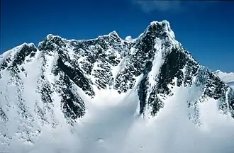 Vue de la crête de Styggedal et Skagastøl, où on distingue le Sentraltid entre le  Storen à droite et le Vetle Skagastølstind au centre.