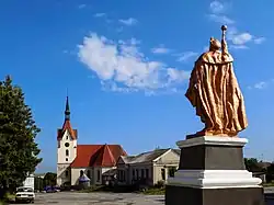 l'église de l'Assomption, classée et la statue de Khmelnitski, classée,,