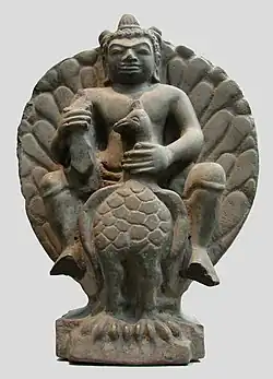 Skanda sur sa monture Paravani. Statue de grès datée du VIIe&nbsp;siècle, issue de la province de Prey Veng (Cambodge) et exposée au Musée Guimet, Paris.