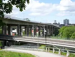 Le côté est du pont avec Åhléns Skanstull en arrière plan.