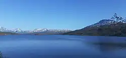 Vue du Skogsfjordvatnet devant le Nonsdagstind.