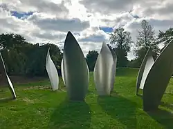 Le Skylanding, sculpture en forme de lotus par Yoko Ono.