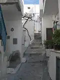 Une rue en pente de Skyros.