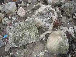 Bloc de laitier cristallisé utilisé dans du remblai.