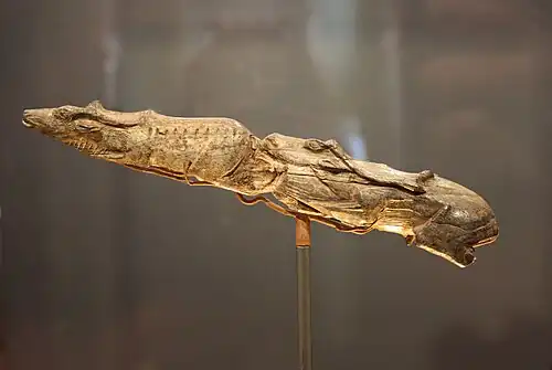 Salle 3. Ivoire sculpté d'un renne nageant, abri Montastruc, France, -13000 ans.