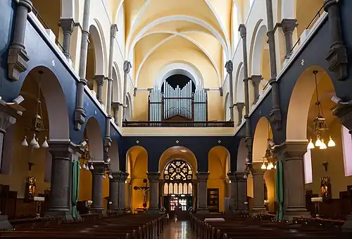 La nef en direction de l'orgue de tribune.