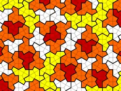 Agencement des tuiles-chapeaux pour paver le plan. Les tuiles rouge foncé sont retournées.