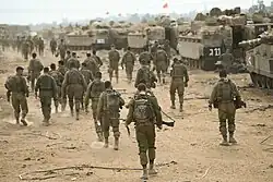 Photographie montrant des soldats israéliens avant leur invasion de Gaza.