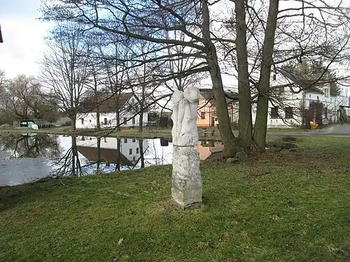 Statue devant la mairie d'Olbramov.