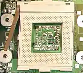 Réceptacle encadrant des condensateurs de découplage