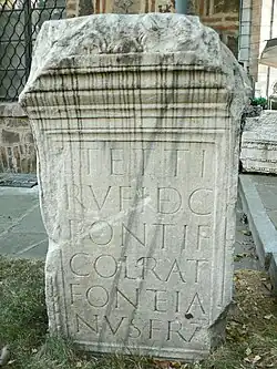 Inscription latine trouvée à Ialia sur le territoire de la Mésie supérieure et conservée au Musée archéologique national de Sofia, il s'agit de l'épitaphe de Tettius Rufus, un décurion et pontife de la colonie romaine de Ratiaria. (AE 1911, 214 ; AE 1919, 81