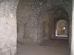 Crypte : corridor central.