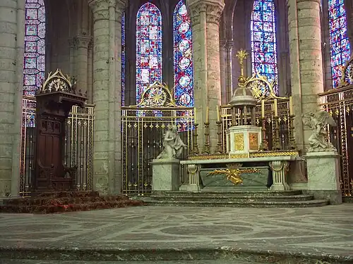 Le maître-autel de la cathédrale entouré de deux statues de marbre blanc de la deuxième moitié du XVIIIe&nbsp;siècle, représentant l'Annonciation, œuvres de Michel-Ange Slodtz. À gauche, la cathèdre.