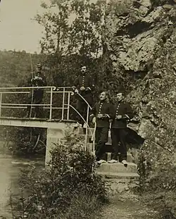 Soldats du 105e&nbsp;RI sur les bords du Sioulet à Pontaumur, août 1912.