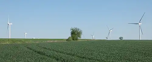 Les huit éoliennes vues depuis le plateau.