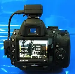 Nikon D5000 équipé d'un GPS Geotagger N2 Solmeta.