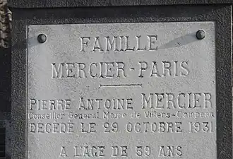 Détail de la tombe.