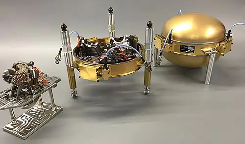 Photo en laboratoire des trois composants du sismomètres SEIS.