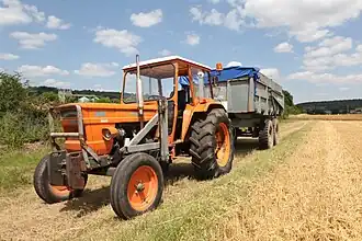 Tracteur Someca 750 attelé.