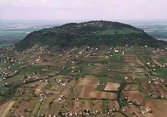 Le mont Somló. Le plateau sommital est sur la commune de Doba.
