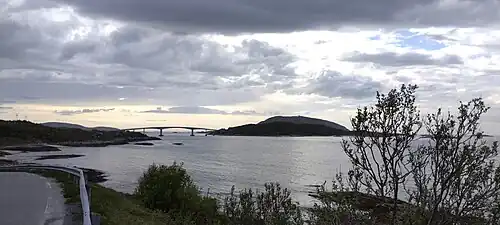 Vue de Sommarøya rattachée à Kvaløya par le pont Sommarøybrua.