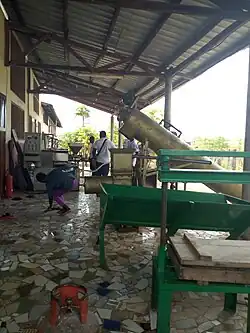 Appareils de transformation agricole au centre Songhaï.