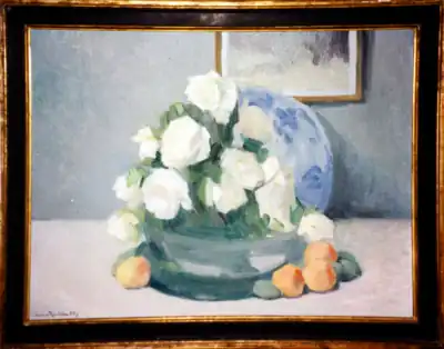Roses blanches et abricots, huile sur toile, 50&nbsp;×&nbsp;65&nbsp;cm, achat par l'État à l'artiste au salon de l'Union des Femmes peintres et sculpteurs de 1926, Musée des Beaux-Arts de Tours.