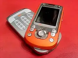 Sony Ericsson W550i&nbsp;(en), un téléphone pivotant.