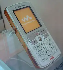 Sony Ericsson W800i&nbsp;(en), sortie en 2005.